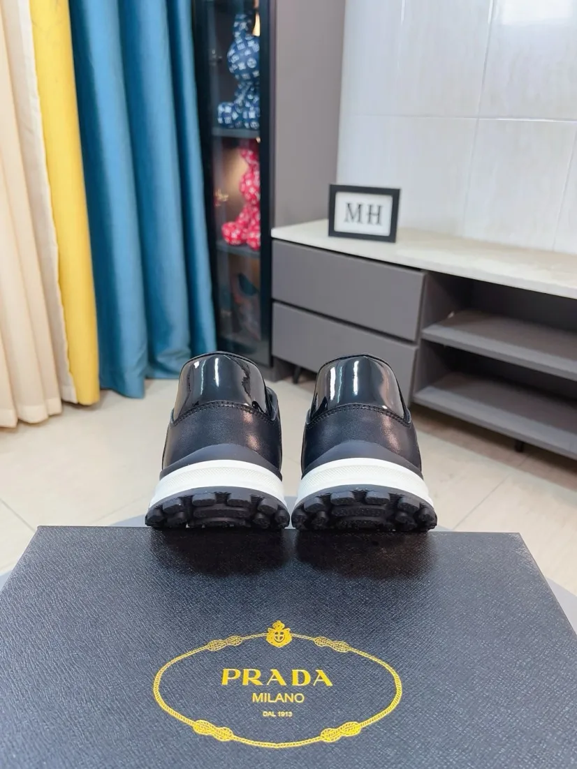 Men's shoes 💰420🌹🌹High-quality new Prada counters are launched simultaneously. The new men's shoes and 😘fabrics are selected from imported mesh and glue-spraying technology. Imported cowhide lining. 👍🏿High-end☄️Open-molded non-slip rubber outsole, exquisite lines, simple and elegant, comfortable and high-end for leisure travel. Code number: 38 to 44
